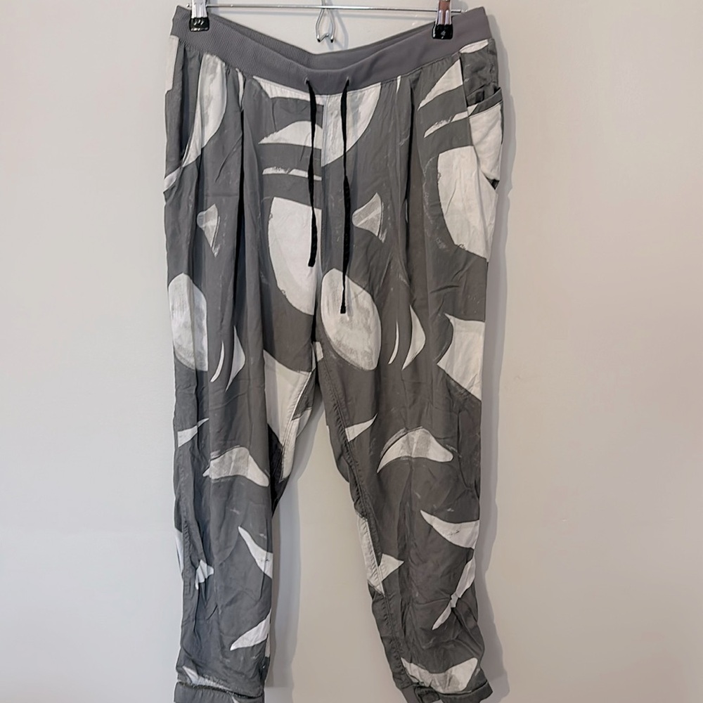 Lululemon Womens City Joggers Abstract‎ Print Size 10 Timeless Lightweight